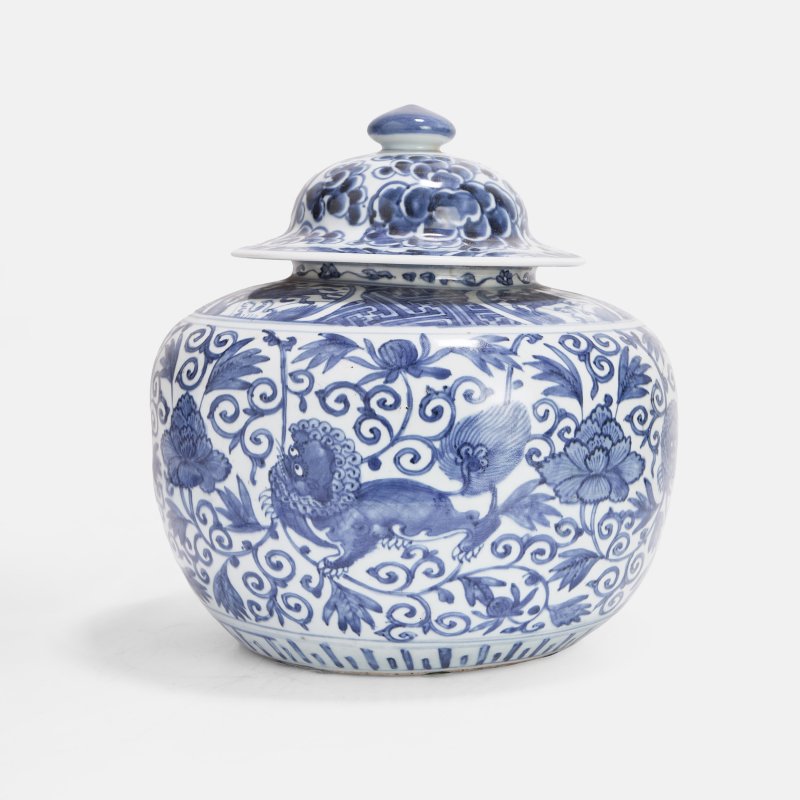 明晚期 青花狮穿牡丹纹盖罐 | A Chinese blue and white jar and cover late Ming dynasty, of compressed globular form