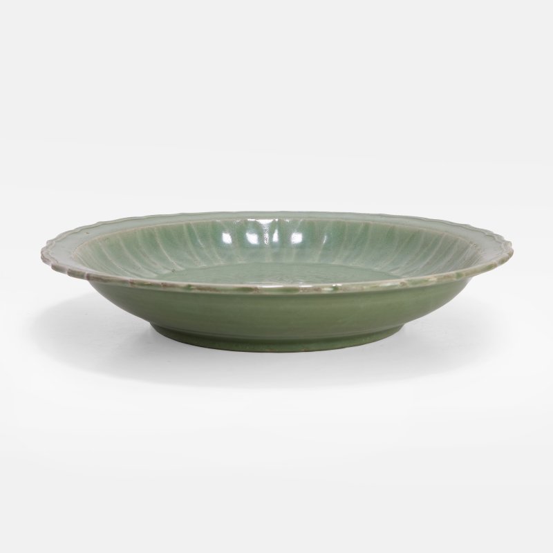 明 龙泉青釉刻牡丹纹菱口盘 | A Chinese Longquan celadon charger Ming dynasty (1368-1644), heavily potted with a barbed rim - 图2