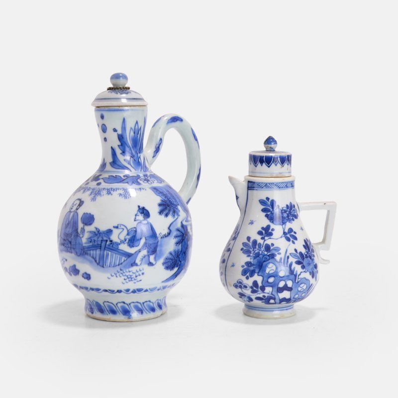 清康熙 青花执壶 一组两件 | Two Chinese blue and white jugs and covers Kangxi (1662-1722), comprising:
one of globular form