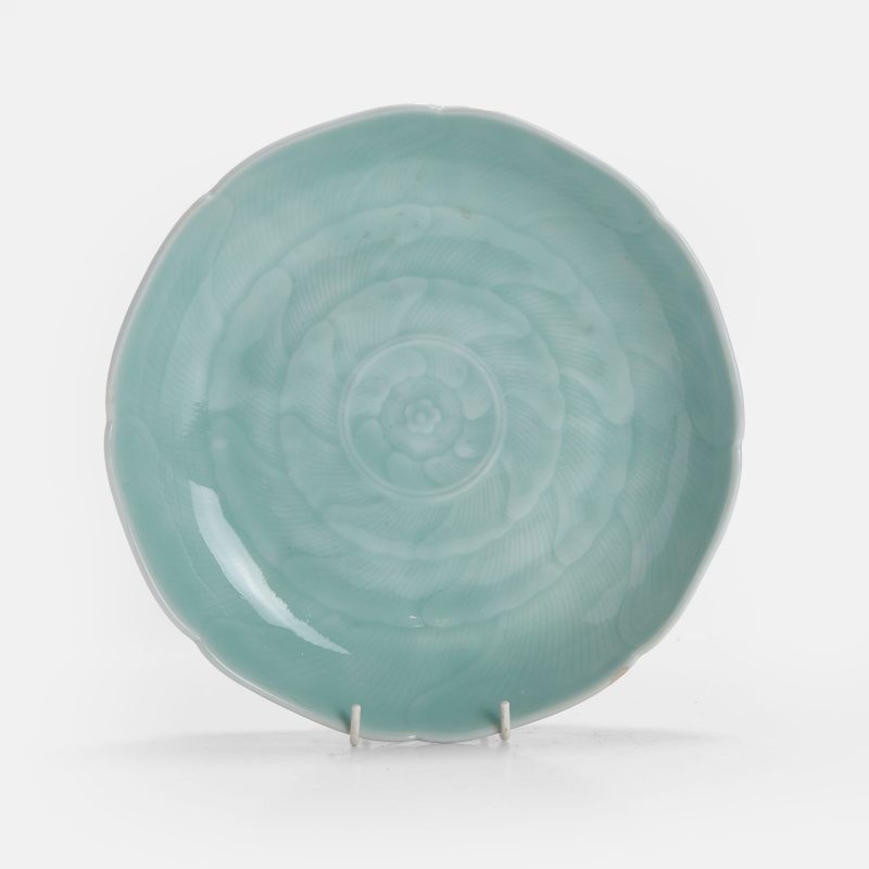 清十八至十九世纪 青釉刻牡丹花口盘 | A Chinese celadon-glazed dish 18th-19th century, finely potted