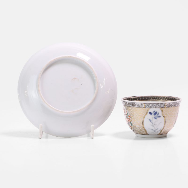 清十八世纪 外销粉彩徽章纹茶杯及碟 | A Chinese export famille rose armorial teacup and saucer 18th century, for the Dutch market