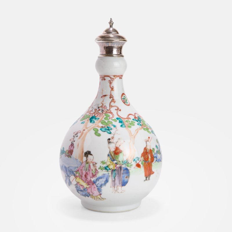 清十八世纪 粉彩婴戏图瓶 | A Chinese famille rose vase 18th century, the pear-shaped body rising from a circular foot to a bulbous section to the neck - 图3
