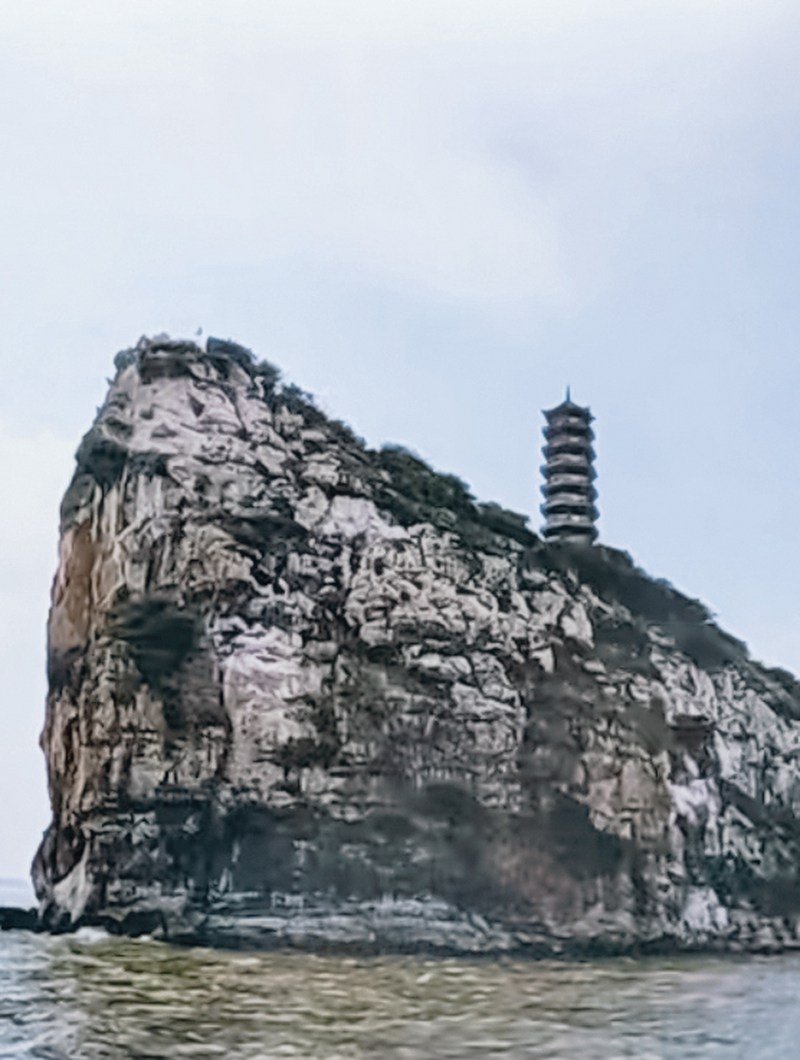 清乾隆 青花“鄱阳湖大孤山”山水人物花卉纹贯耳小方尊 - 图16