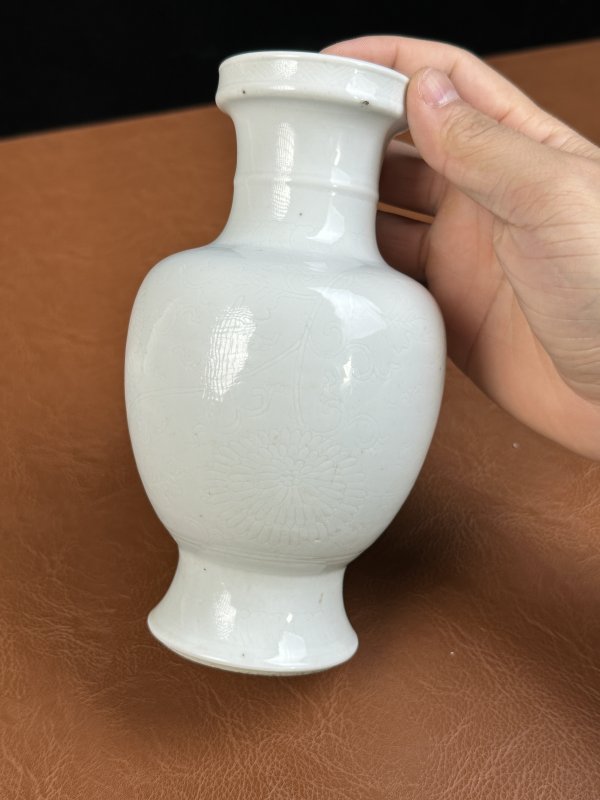 清康熙 白釉暗刻花卉盘口瓶 - 图6