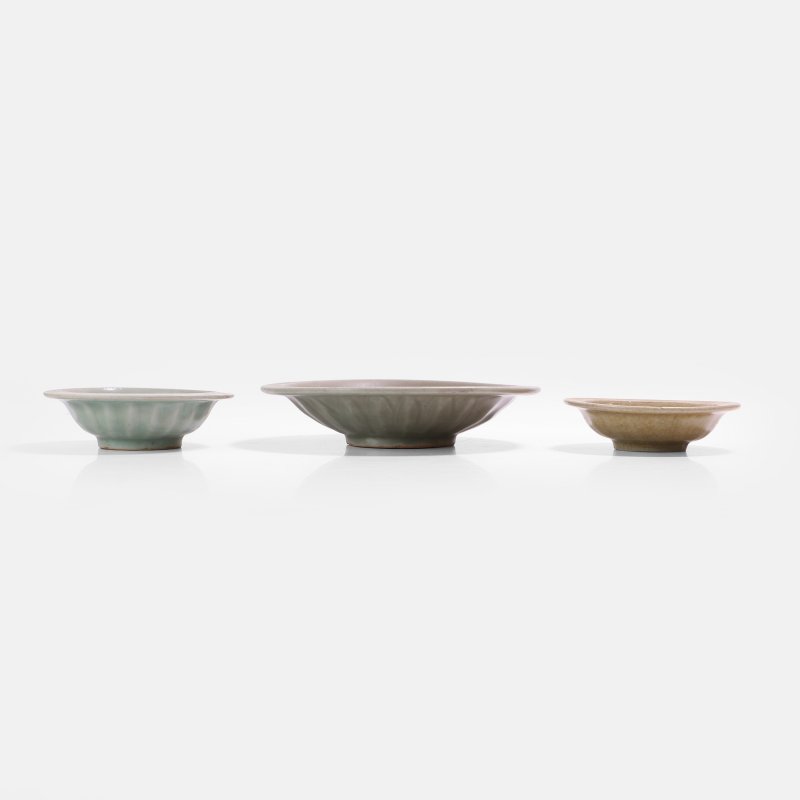 宋 龙泉窑青釉双鱼纹盘 一组三件 | Three Chinese Longquan celadon-glazed dishes Song dynasty (960-1279), each with shallow rounded sides rising to a broad flat rim - 图2