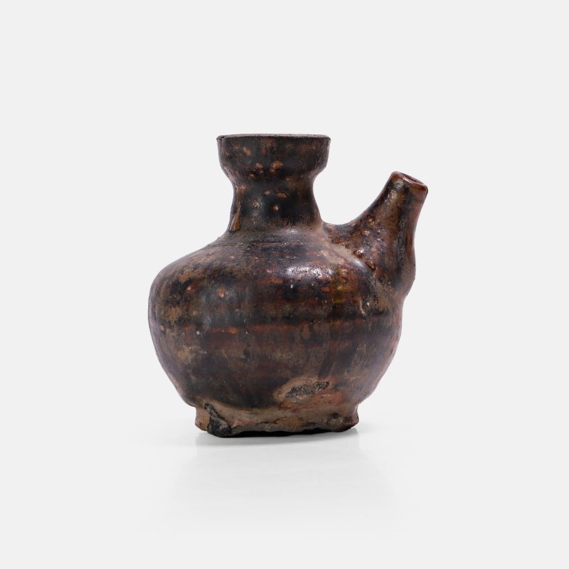 南宋 酱釉军持及花口碟 一组两件 | Two Chinese brown-glazed stoneware Southern Song dynasty (1127-1279), comprising a kendi ewer and a lobed dish - 图1