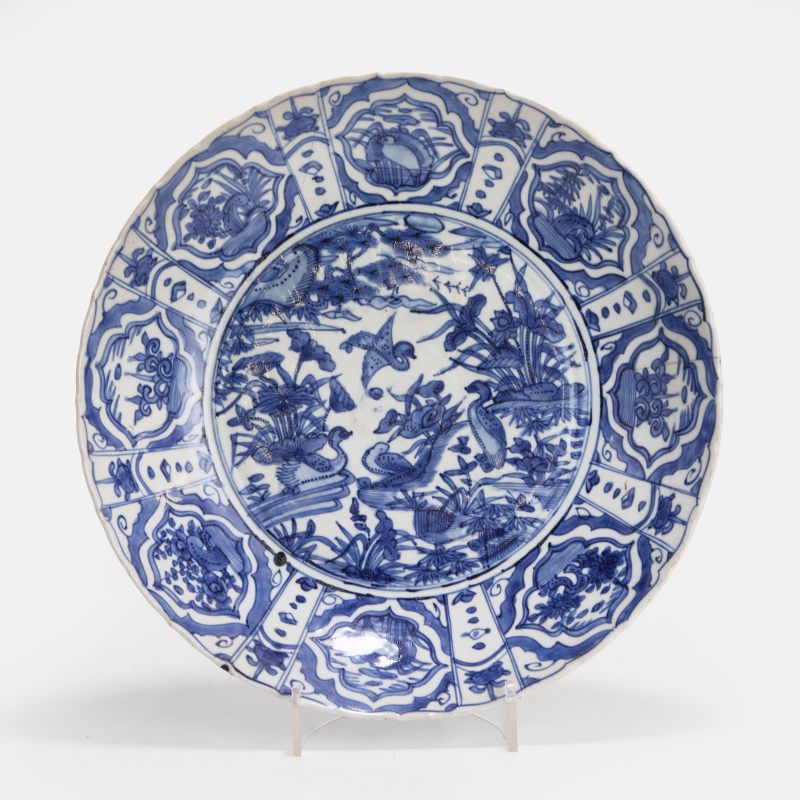 明万历 克拉克式荷塘纹花口盘 | A Chinese Kraak blue and white charger Wanli (1573-1620), the lobed body heavily potted - 图2