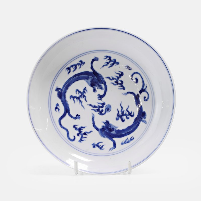 清康熙 青花双龙抢珠纹碟 《大明成化年制》青花楷书款 | A Chinese blue and white dish Kangxi (1662-1722), the rounded sides rising from a circular foot - 图2