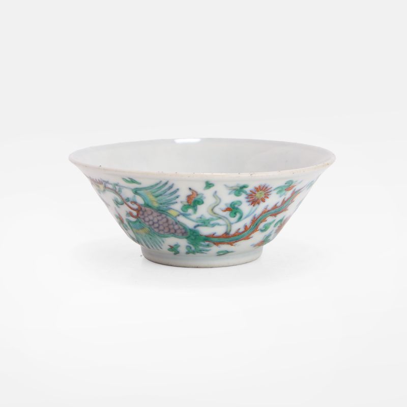 清雍正 斗彩穿花凤凰纹杯 《大清雍正年制》青花楷书款 | A Chinese doucai teacup Yongzheng (1723-1735), the shallow body rising from a circular foot to a flared rim - 图2