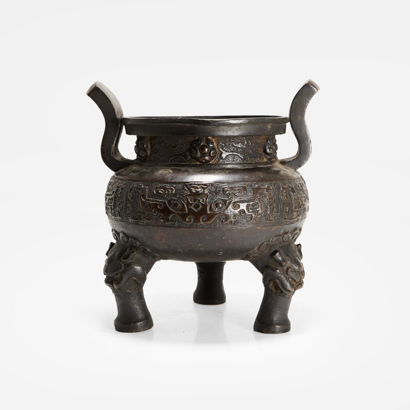 明 铜兽面纹朝冠耳三足炉 | A Chinese bronze tripod incense burner Ming dynasty (1368-1644), heavily cast - 图4
