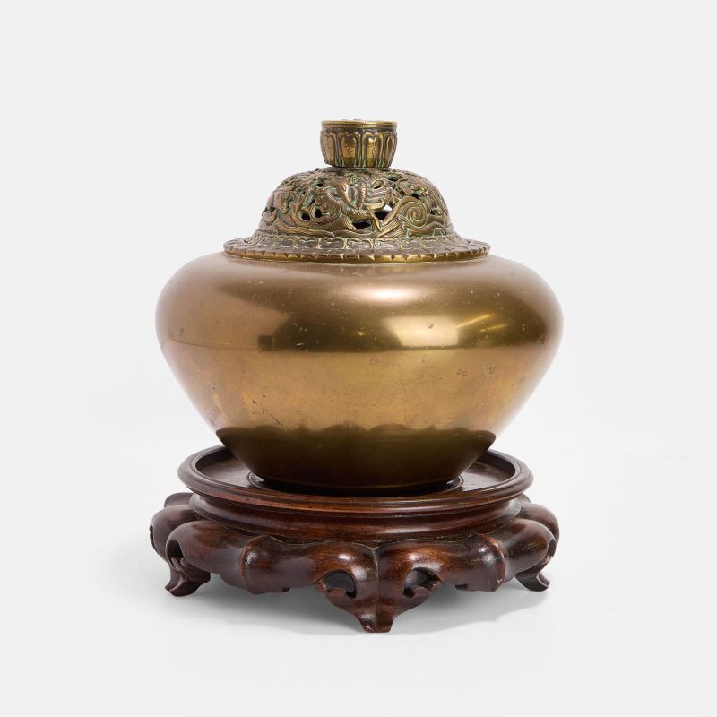 清 铜连盖钵式炉 《宣德年制》篆书模款 | A Chinese bronze incense burner Qing dynasty (1644-1911), the tapering body rising to a flat broad shoulder