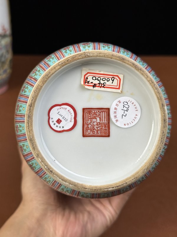 民国 洋彩锦地开光鹿鹤同春瓶一对 - 图8