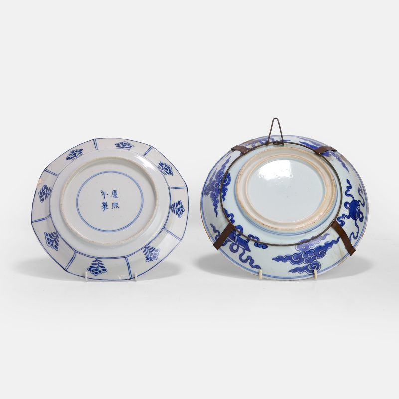 清康熙 青花盘 一组两件 | Two Chinese blue and white plates Kangxi (1662-1722), one circular