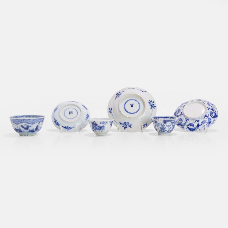 清康熙 青花人物故事图杯及碟 | Three matching Chinese blue and white cups and saucers Kangxi (1662-1722), of lobed or circular form
