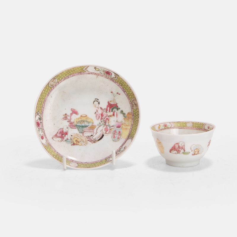 清十八世纪 粉彩婴戏图茶杯及碟 | A Chinese export famille rose teacup and saucer 18th century, each of circular form - 图2