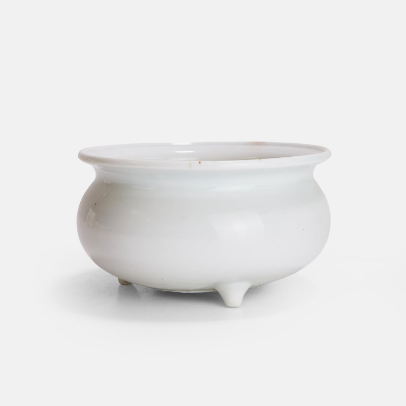 清晚期 德化白釉三足香炉 | A Chinese blanc de Chine incense burner late Qing dynasty, of circular form with a lipped rim