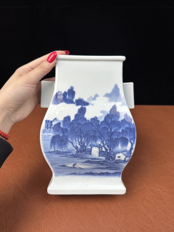 清乾隆 青花“鄱阳湖大孤山”山水人物花卉纹贯耳小方尊 - 图17