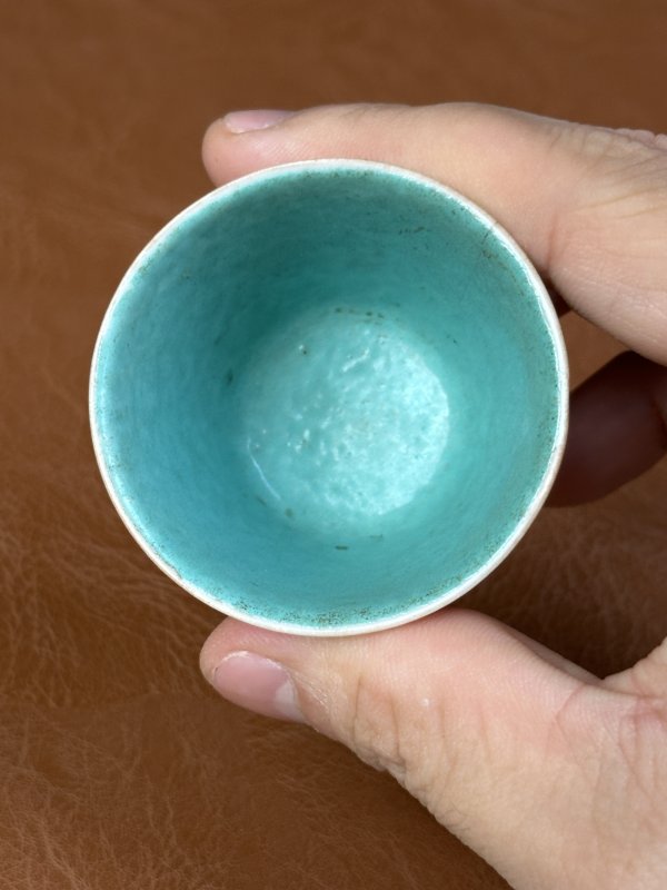 清乾隆 内松石绿地外墨彩花卉诗文杯一对 - 图9
