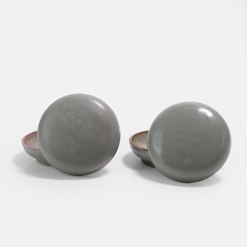 宋(可能) 青釉鸾凤纹盖盒 一对 | A pair of Chinese celadon-glazed boxes and covers possibly Song dynasty (960-1279), each of circular form - 图1