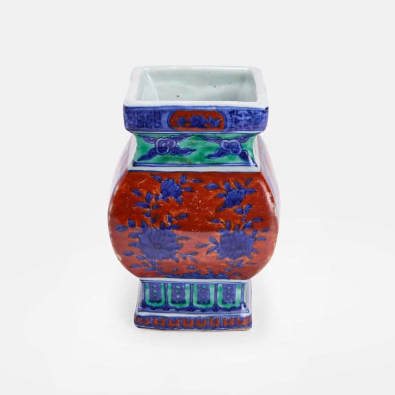 明万历 青花矾红彩罗汉图方尊 | A Chinese iron-red and underglaze-blue vase Wanli (1573-1620), of square form with a slightly bulbous middle section - 图1