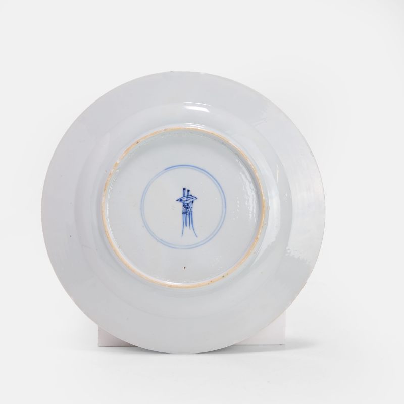 清康熙 五彩花篮纹盘 | A Chinese famille verte plate Kangxi (1662-1722), of circular form