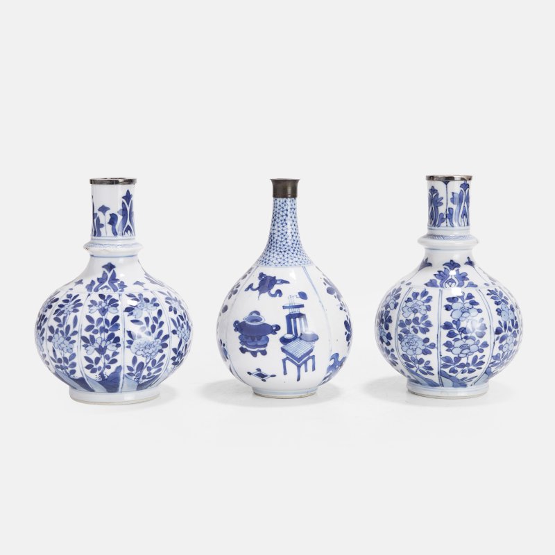 清康熙 青花花卉纹瓶 一组三件 | Three Chinese blue and white vases Kangxi (1662-1722), comprising:
one of globular form