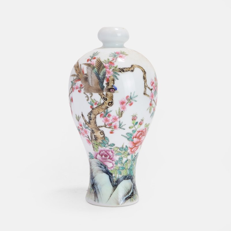 民国 粉彩锦鸡牡丹纹蒜头瓶 《雍正年制》蓝料楷书款 | A Chinese famille rose vase Republic period (1912-1949), the baluster body rising to a tall rounded shoulder and a bulbous mouth - 图3