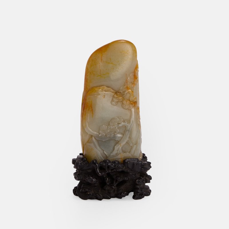 清乾隆 白玉诗题松下罗汉图山子 连木底座 | A Chinese jade boulder Qianlong (1736-1795), carved in high relief with a luohan seated in a cave reading a scroll beside an incense burner - 图2