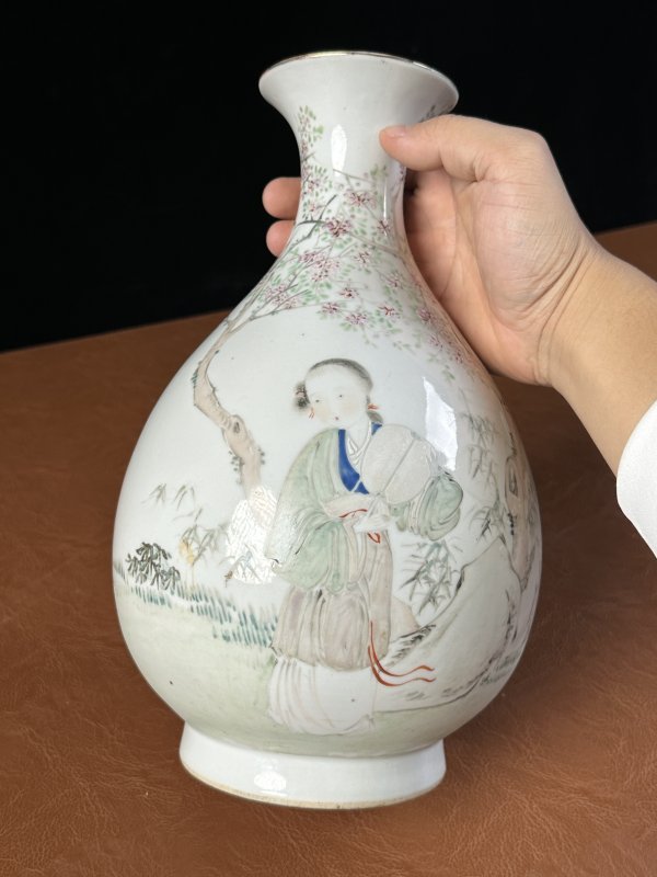 清晚期 浅绛彩人物侍女图玉壶春瓶 - 图3