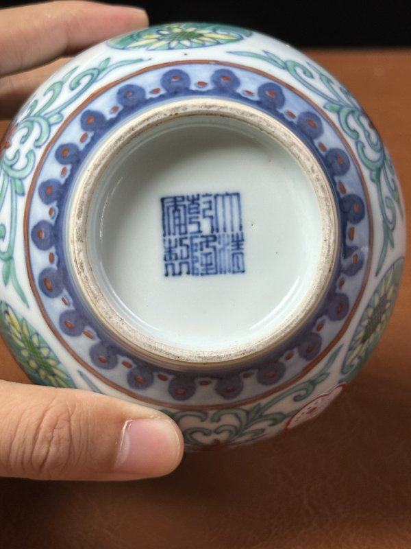 清晚期 斗彩团菊纹赏瓶 - 图6