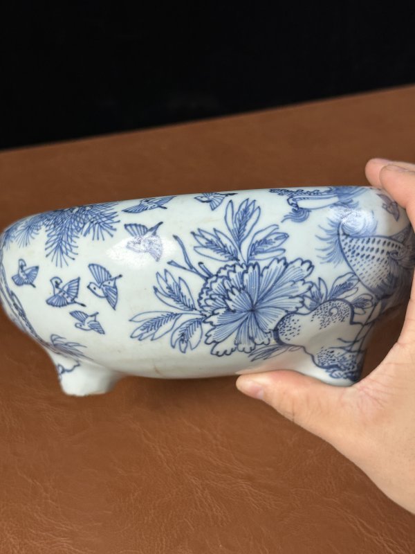 明万历 青花铁线描雉鸡牡丹三足香炉 - 图10