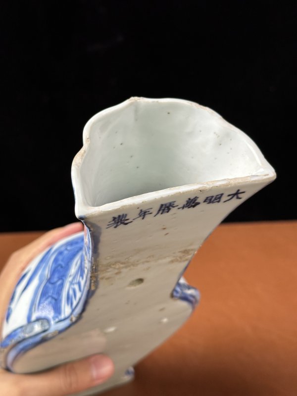 明成化 青花一路连科壁瓶 - 图8