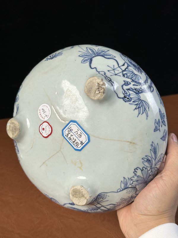 明万历 青花铁线描雉鸡牡丹三足香炉 - 图13