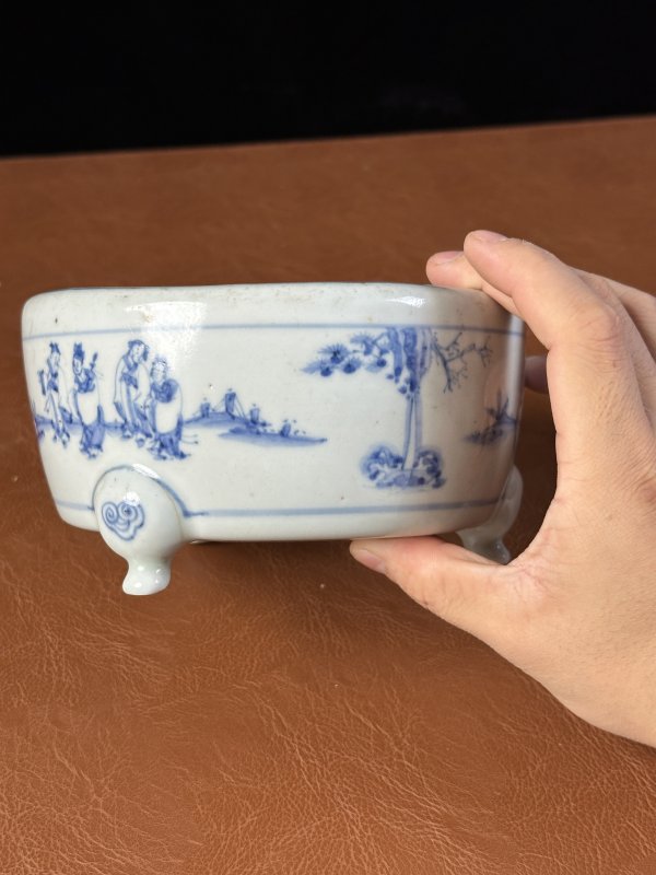 明成化 青花神仙人物三足香炉 - 图6