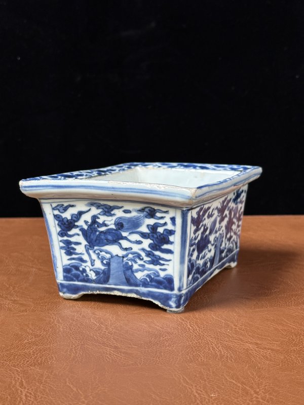 明嘉靖 青花麒麟纹花盆 - 图3