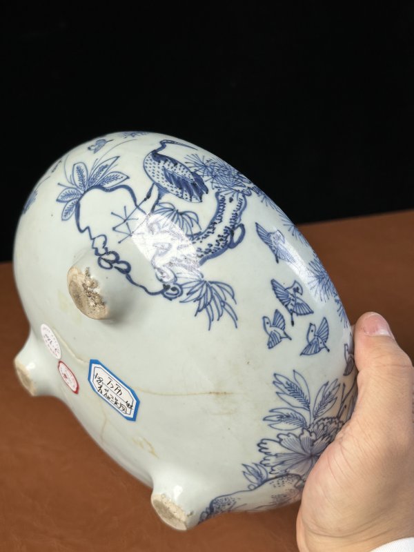 明万历 青花铁线描雉鸡牡丹三足香炉 - 图14