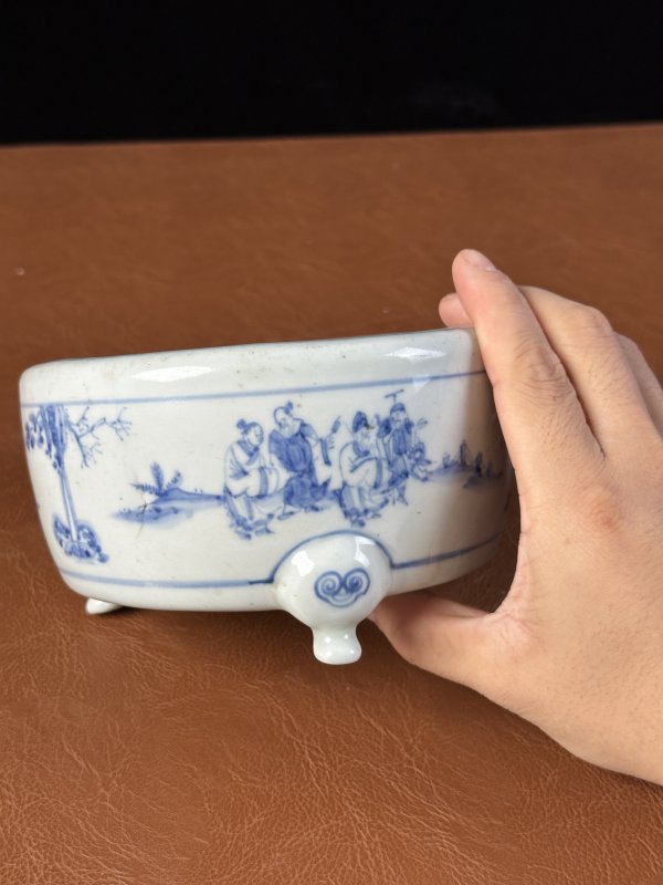 明成化 青花神仙人物三足香炉 - 图8