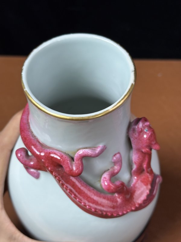 清 白釉贴塑胭脂红蟠螭纹尊 - 图8