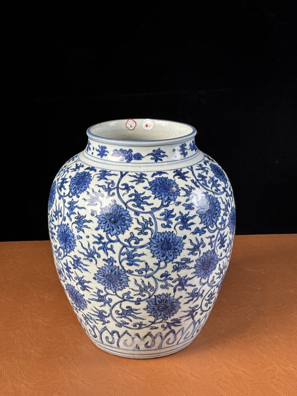 明万历 青花缠枝花卉纹大罐 - 图2