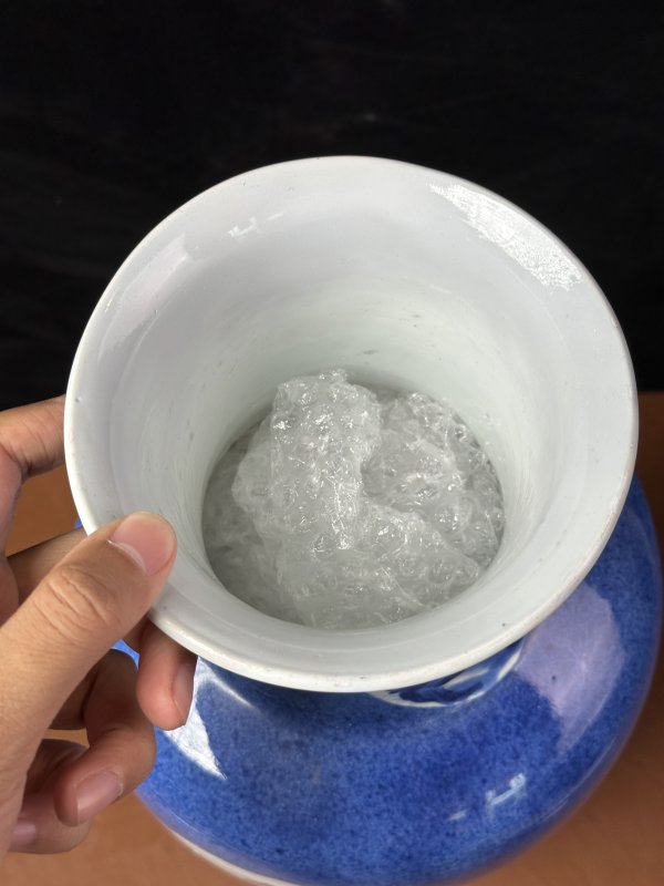 清康熙 洒蓝开窗青花人物棒槌瓶 - 图6