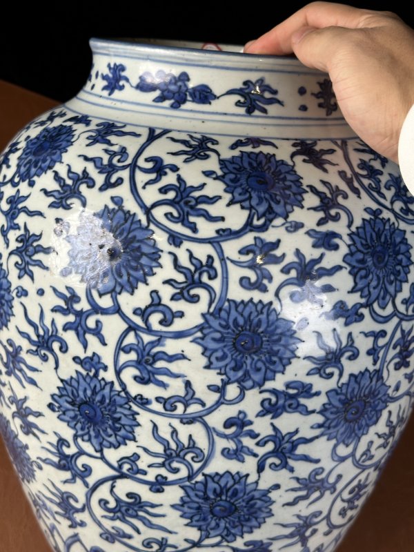 明万历 青花缠枝花卉纹大罐 - 图3