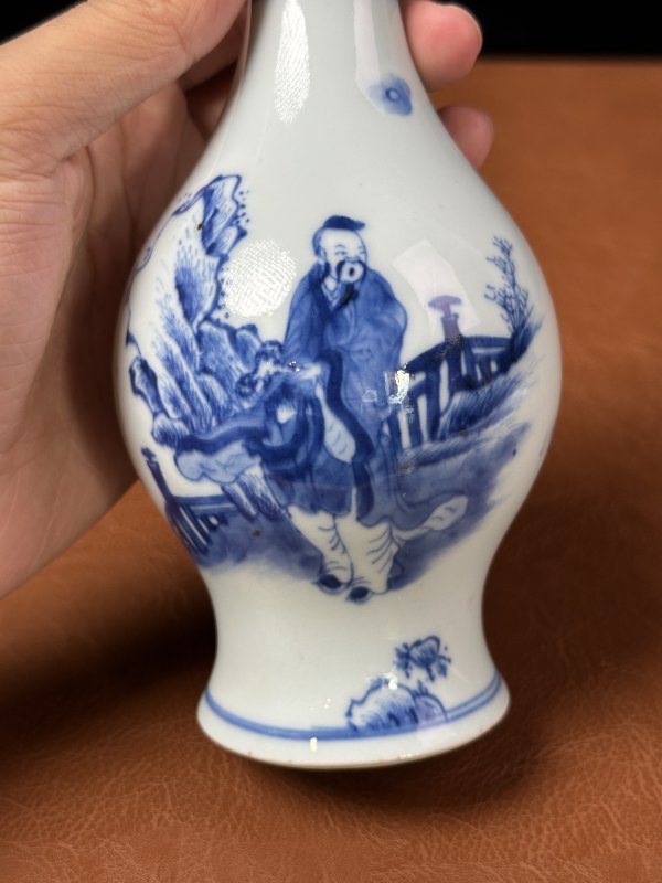 清雍正 青花米芾拜石人物图瓶 - 图6