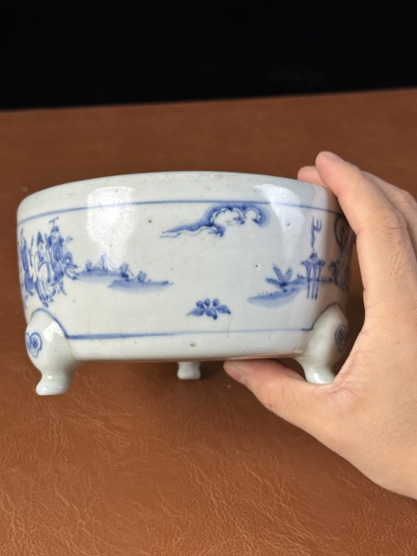 明成化 青花神仙人物三足香炉 - 图11