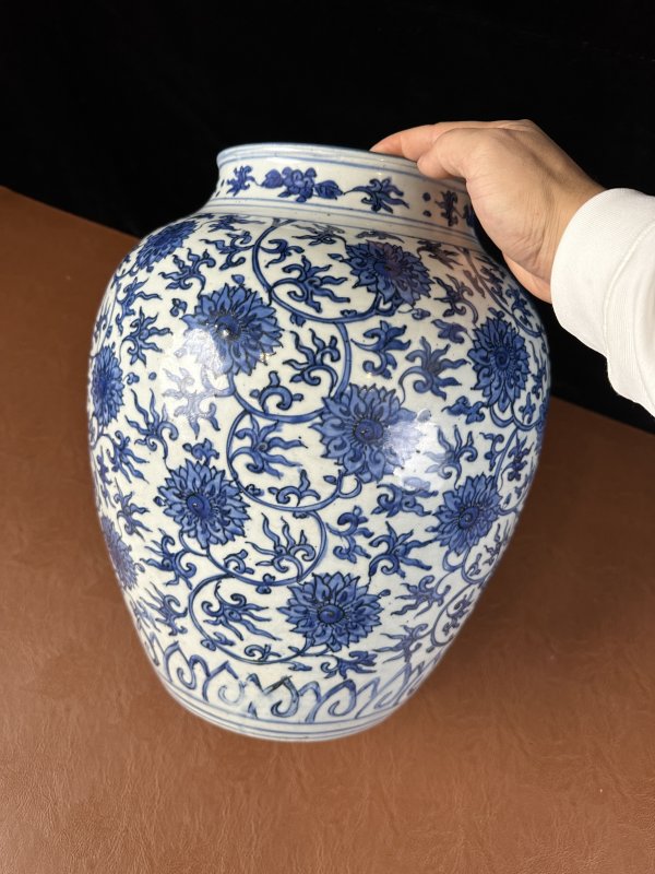 明万历 青花缠枝花卉纹大罐 - 图4