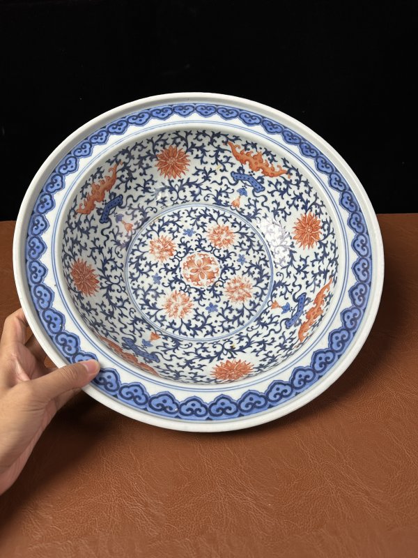 清中期 青花矾红缠枝花卉纹折沿洗 - 图5