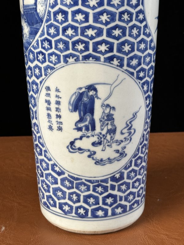 明崇祯 青花锦地开窗人物诗文筒瓶 - 图7