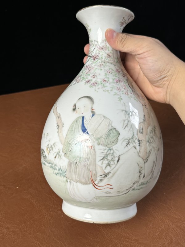 清晚期 浅绛彩人物侍女图玉壶春瓶 - 图4
