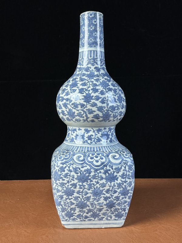 明万历 青花缠枝莲纹葫芦瓶 - 图3