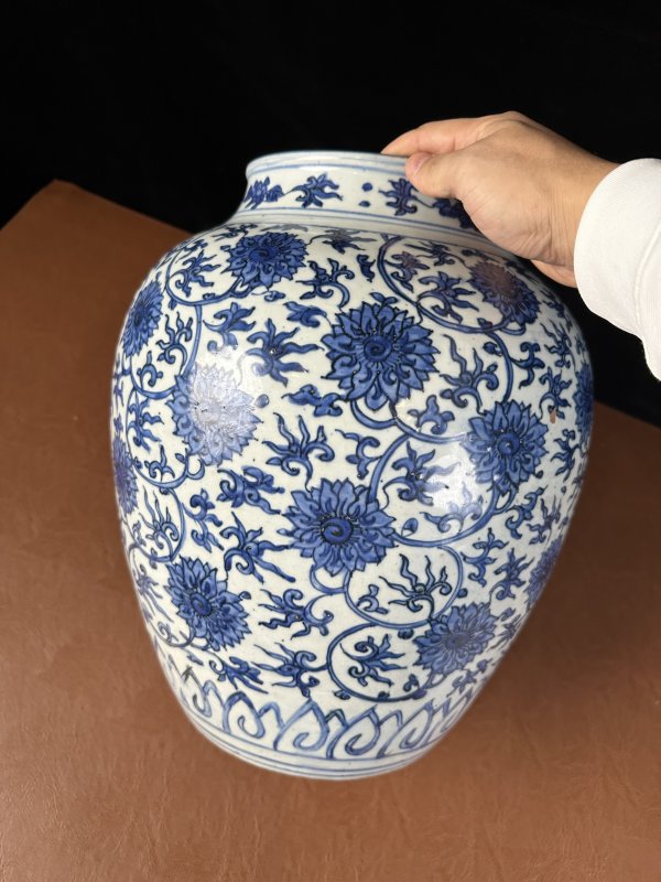 明万历 青花缠枝花卉纹大罐 - 图5