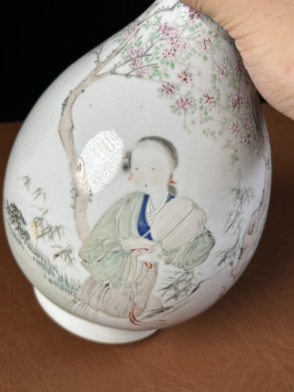 清晚期 浅绛彩人物侍女图玉壶春瓶 - 图13